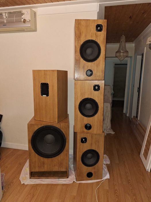 4× colunas de som JBS de 250 Watts médios agudos e 1 × Subwoofer JBS de 600 Watts seminovo com muito pouco uso.