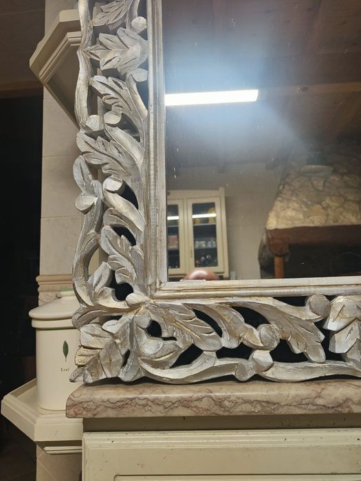 Espelho em madeira esculpida