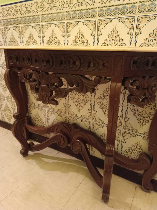 Móvel com pedra mármore