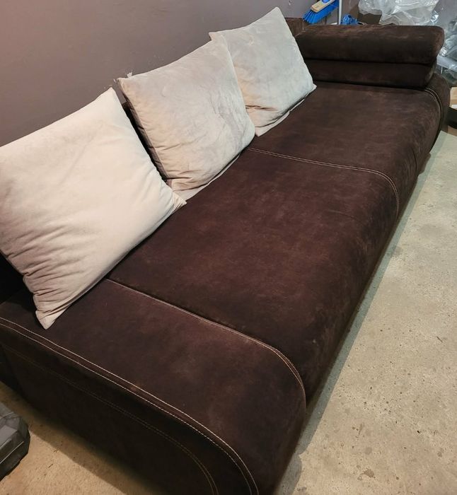 Sofa rozkładana z poduszkami