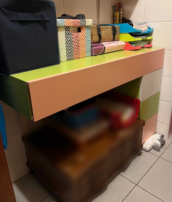 Cómoda em madeira lacada verde, rosa, e branco