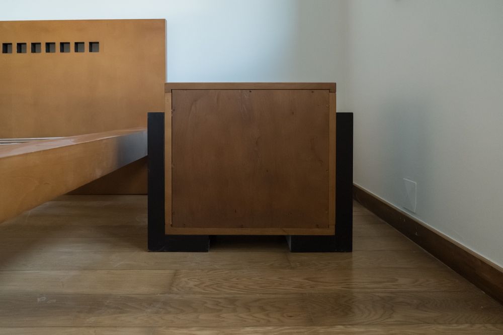 Mesa de cabeceira / cómoda de madeira com 3 gavetas