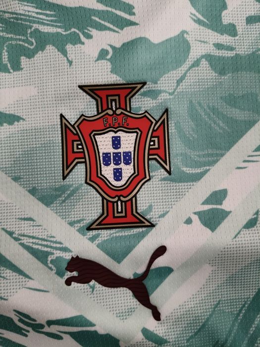 Camisola Seleção Nacional Portugal – Verde ÁguaModelo especial da seleção portuguesa com um design diferente e moderno.

Preço: 20,00€

Personalização