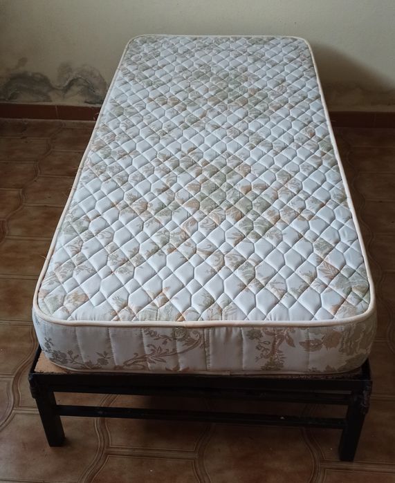 Cama de solteiro de ferro