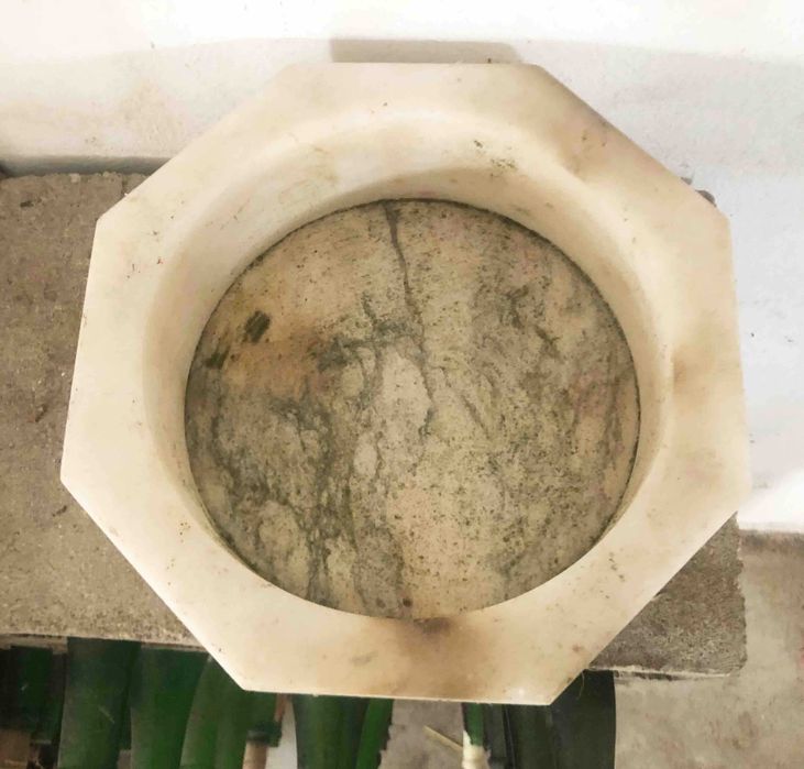 Bacia de pedra octogonal