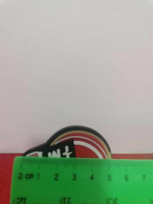 Suporte com íman para carro com publicidade da Super Bock em formato guitarra

Tem o íman red