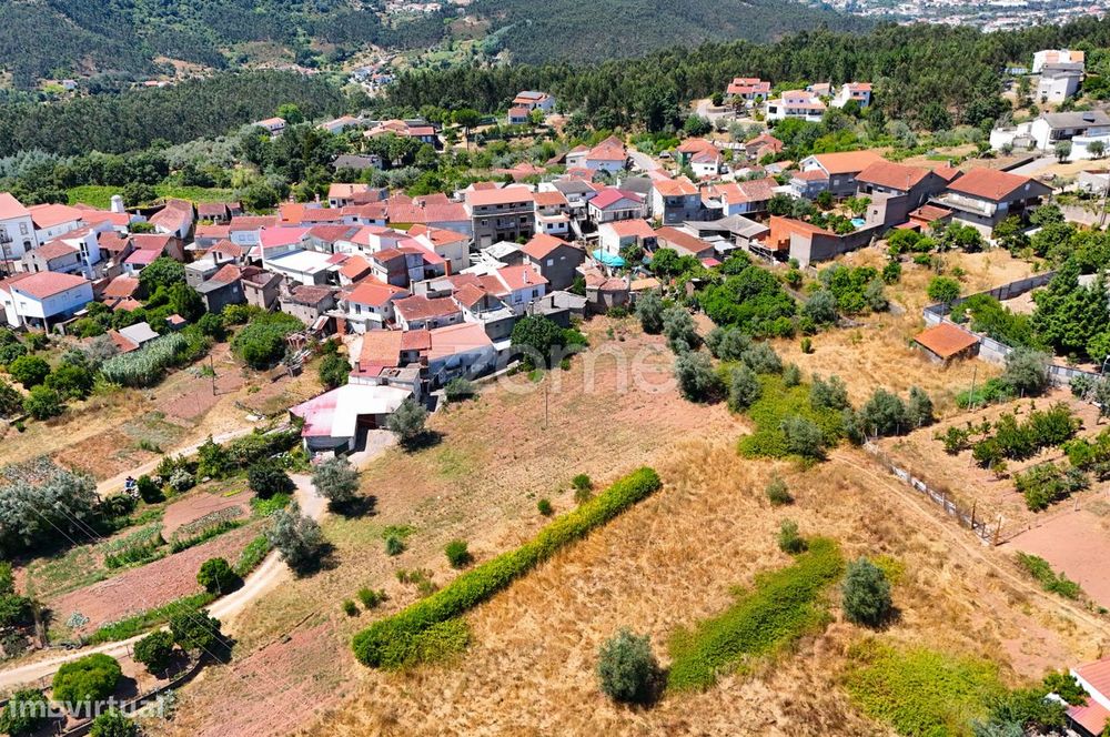 Moradia em ruínas com terreno