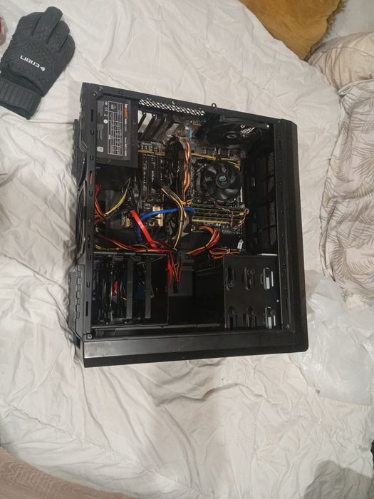 Komputer stacjonarny do internetu, nauki i starszych gier.

Specyfikacja:

- Procesor: Intel Core i5-4570 3.20 GHz
- Karta graficzna: NVIDIA GeForce G