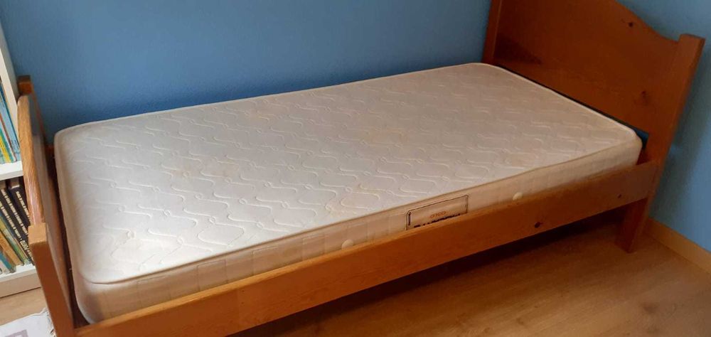 Cama de madeira em pinho fabricada à mão