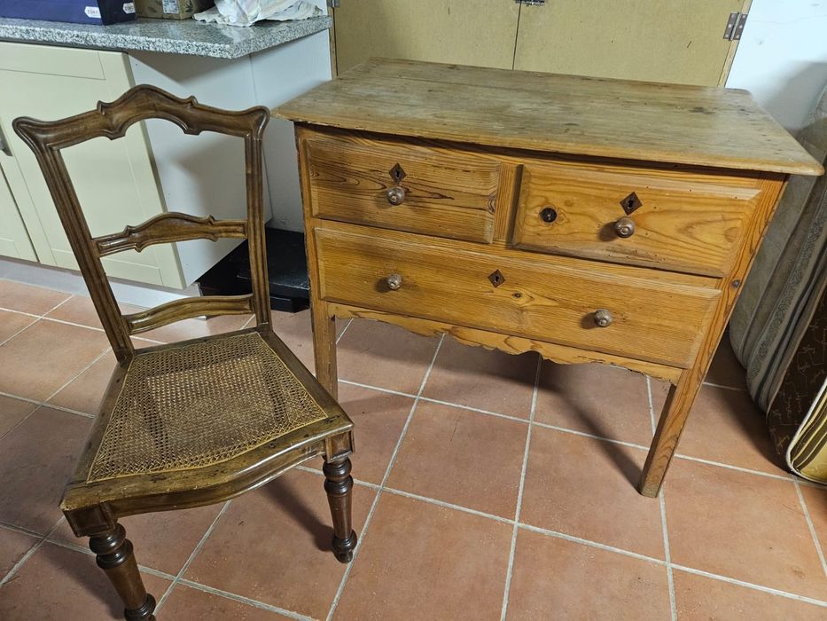 Cómoda e cadeira
