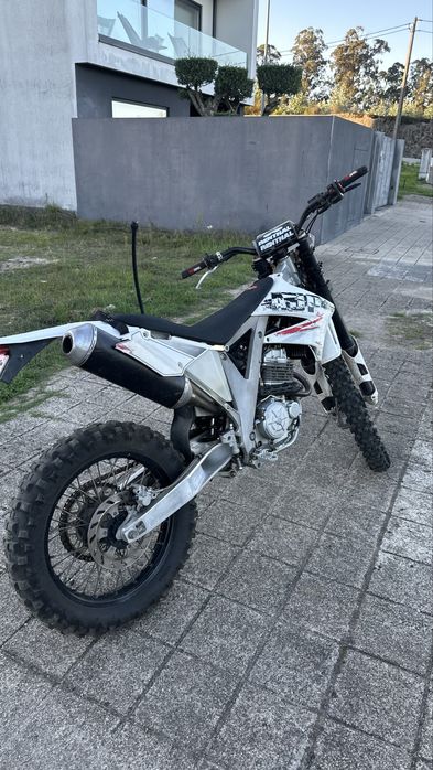 AJP 250 PR5 matriculada