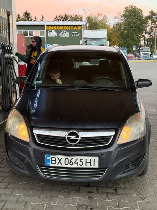 «Авто Опель Зафіра»