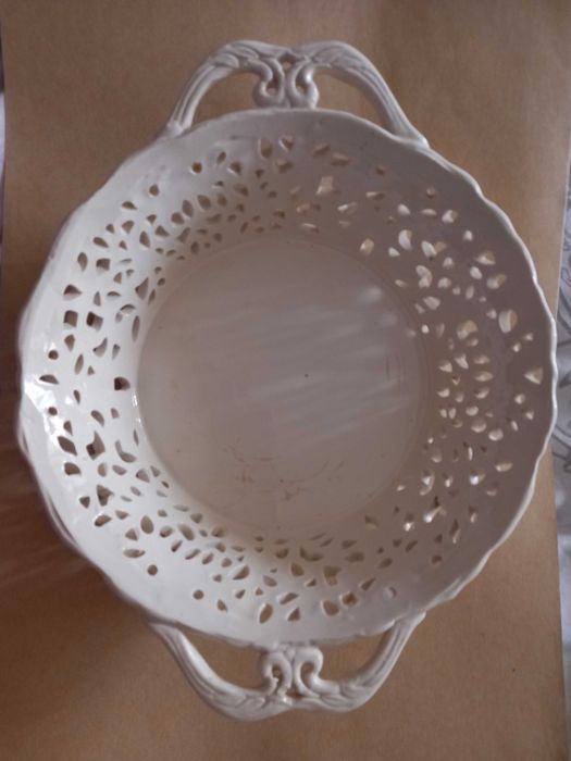 Taça manufaturada com rendilhado com asas muito antiga