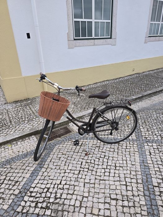 Bicicleta nova, com cesto e porta malas, mudanças de punho.