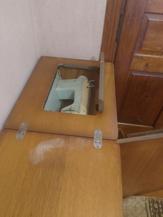 Продам швейну машину
