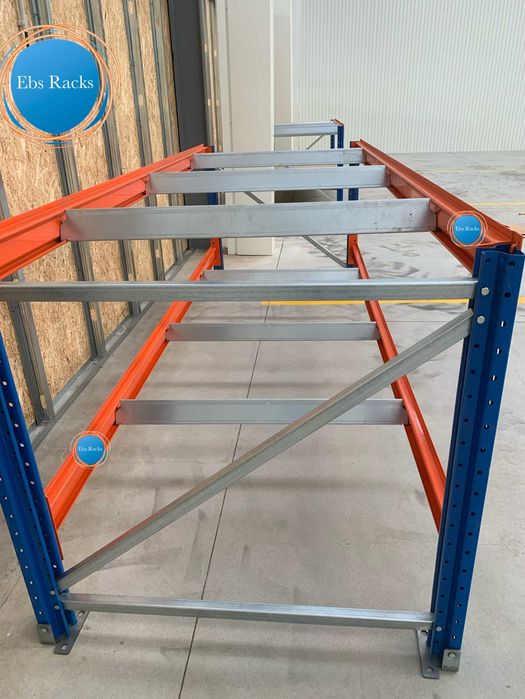 Bancada industrial com estrutura de estanteria pesada.