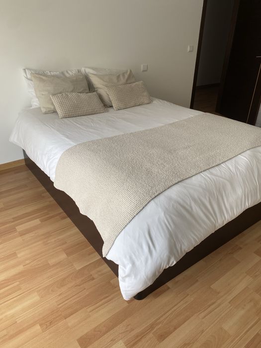 Cama sommier de casal com arrumação