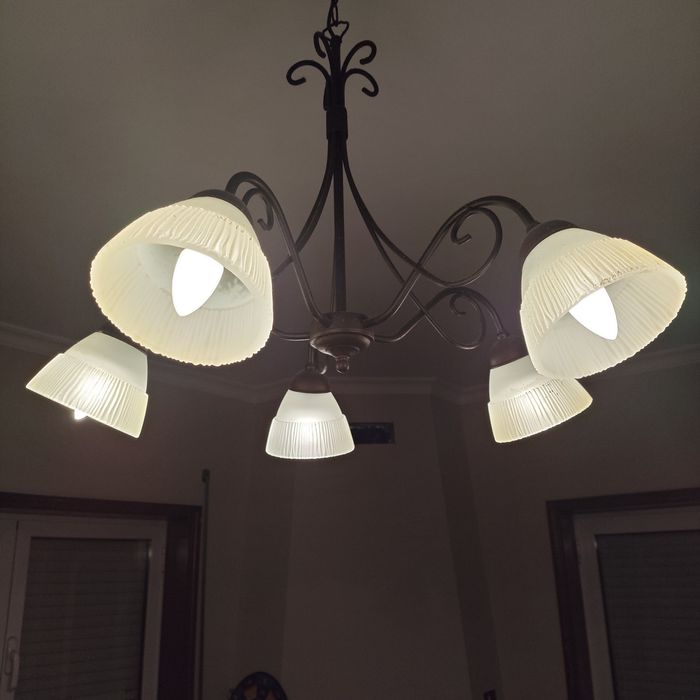 Candeeiro de teto para cozinha ou sala de estar.