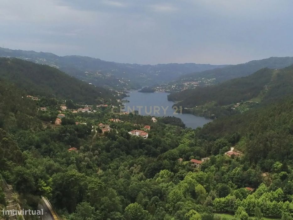 Terreno Exclusivo no Centro da Vila do Gerês – 3.683 m² com Projeto Ap
