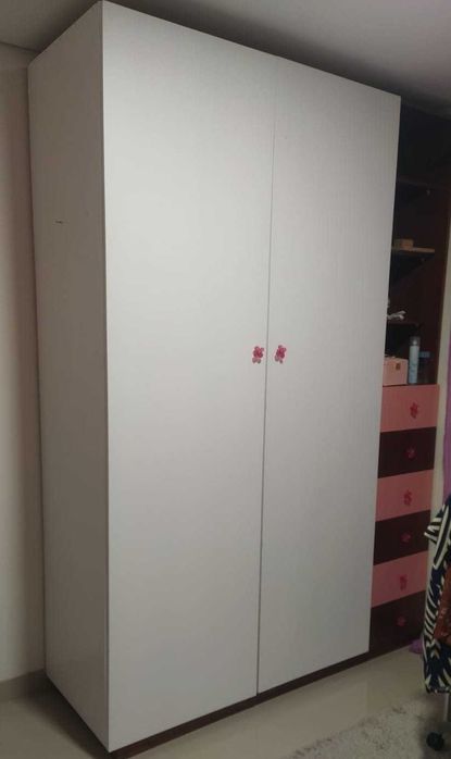 Roupeiro portas lacadas e lateral gavetas e pratelerias com madeira