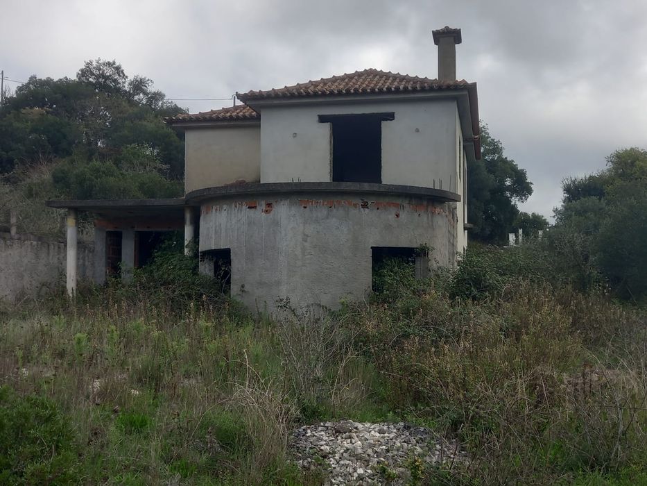 Vende se terreno com moradia em construção  Ribas de Baixo Fanhões
