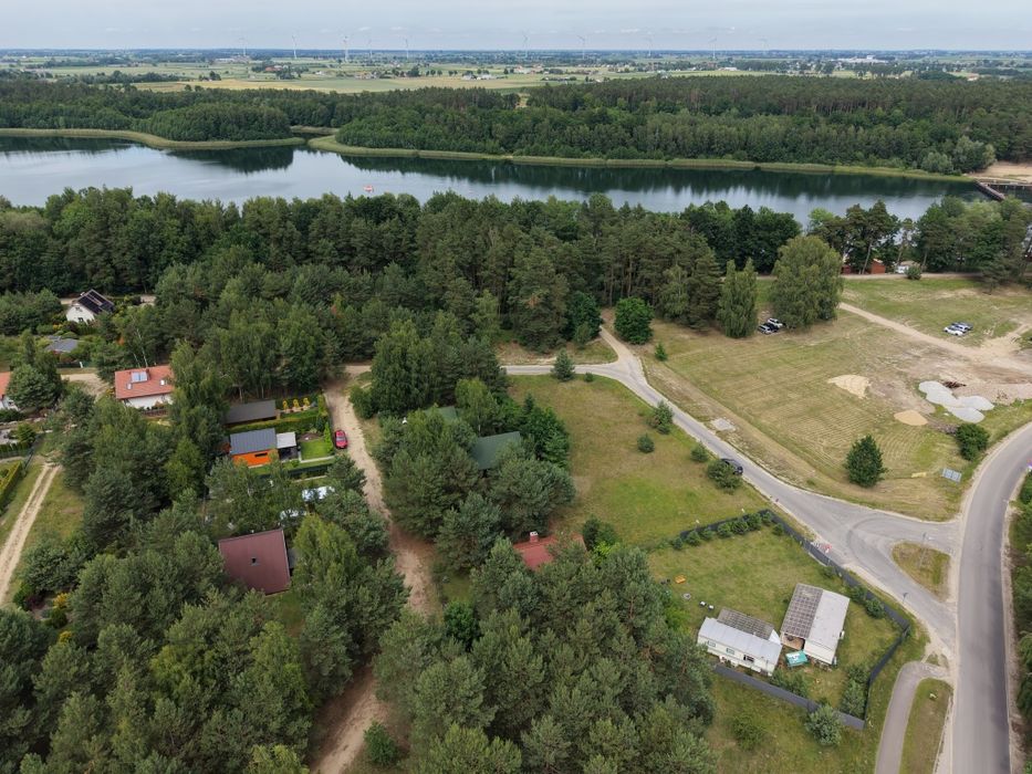 Domki holenderskie nad jeziorem