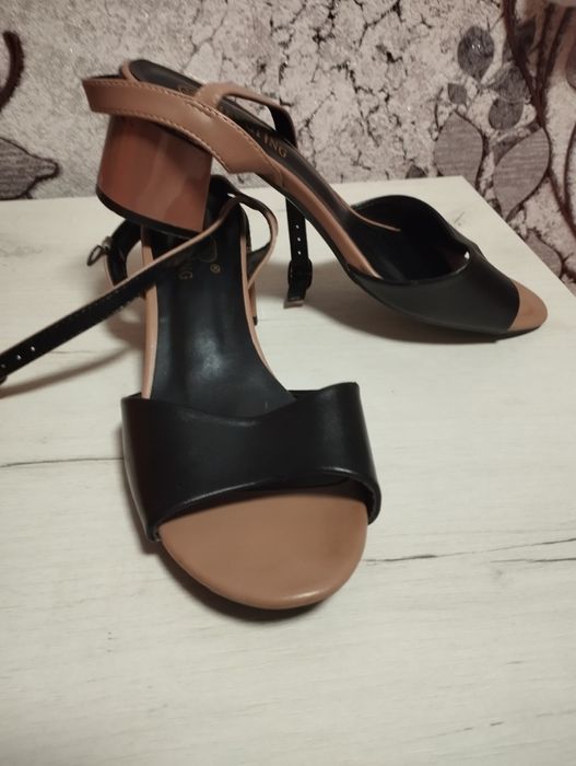 Босоніжки на каблучку