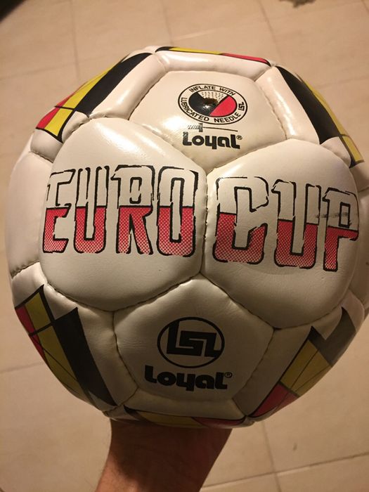 Bola Futebol assinada pelos Xutos e Pontapés