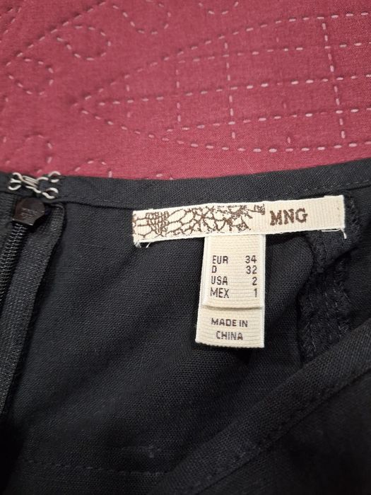 Saia preta com detalhes