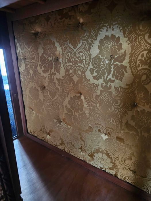 Cristaleira antiga em madeira maciça com fundo acolchoado