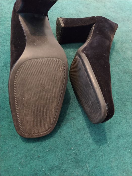 Czarne czółenka słupek 37