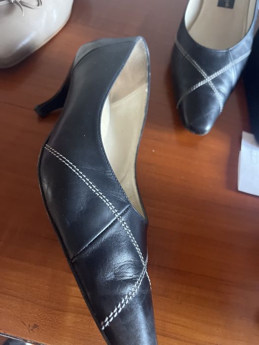 Oito pares sapatos em pele/tecido/camurça
