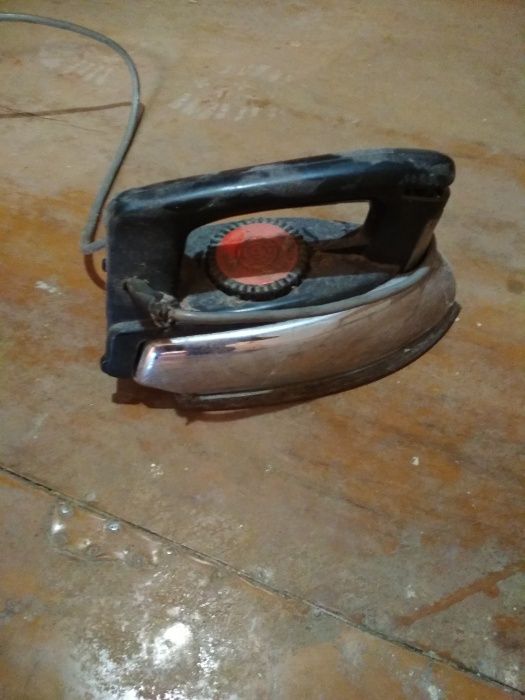 Продам советский утюг.