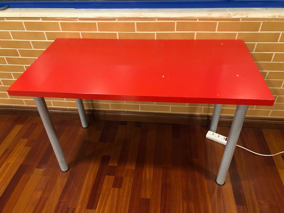 Lote de 3 mesas vermelhas IKEA