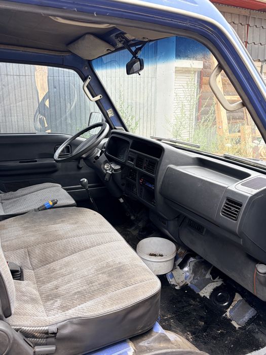 Mazda E2200 бусик на повному ходу