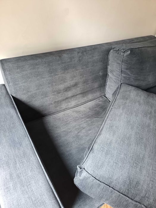 Sofá 3 lugares de cor azul indigo