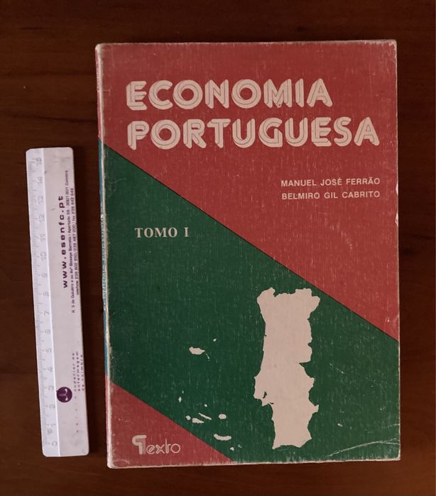 Livros de economia e contabilidade