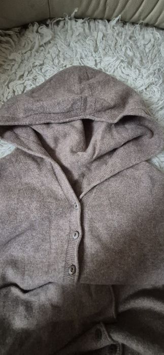 Nowy sweterek z kapturem 100% wool