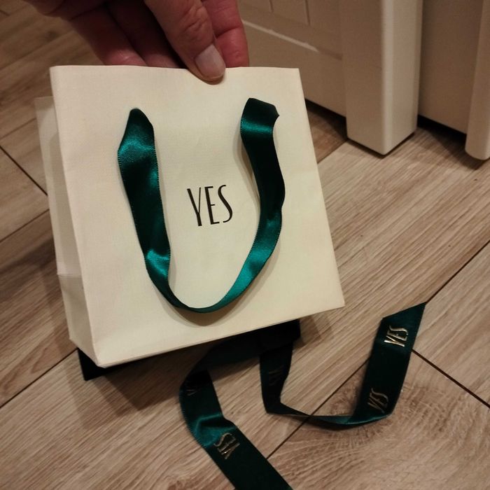 Papierowa torebka Yes na prezent z zieloną wstążką Yes
