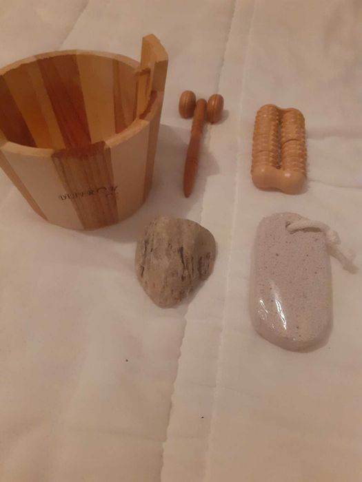kit massagem de pés e rosto em madeira e 2 pedras-pomes