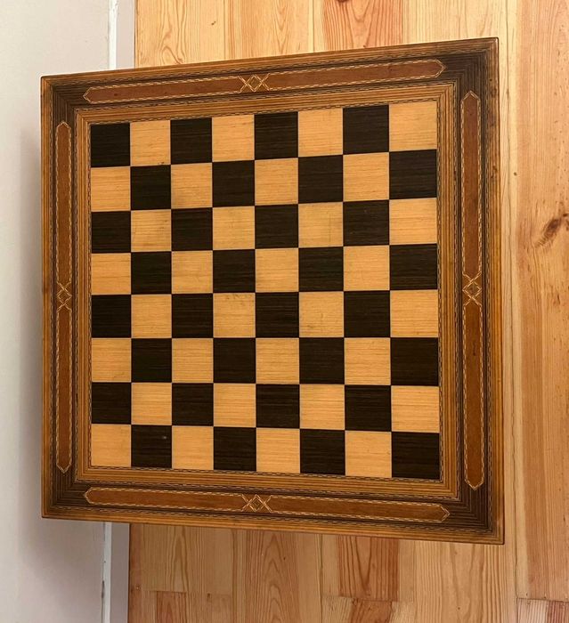 Mesa de Jogos / Mesa de Xadrez Antiga em Madeira com Marchetaria