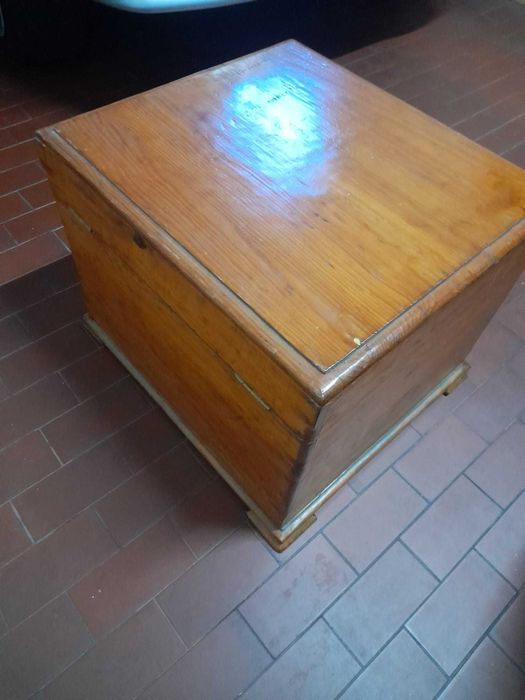 Arca antiga em madeira