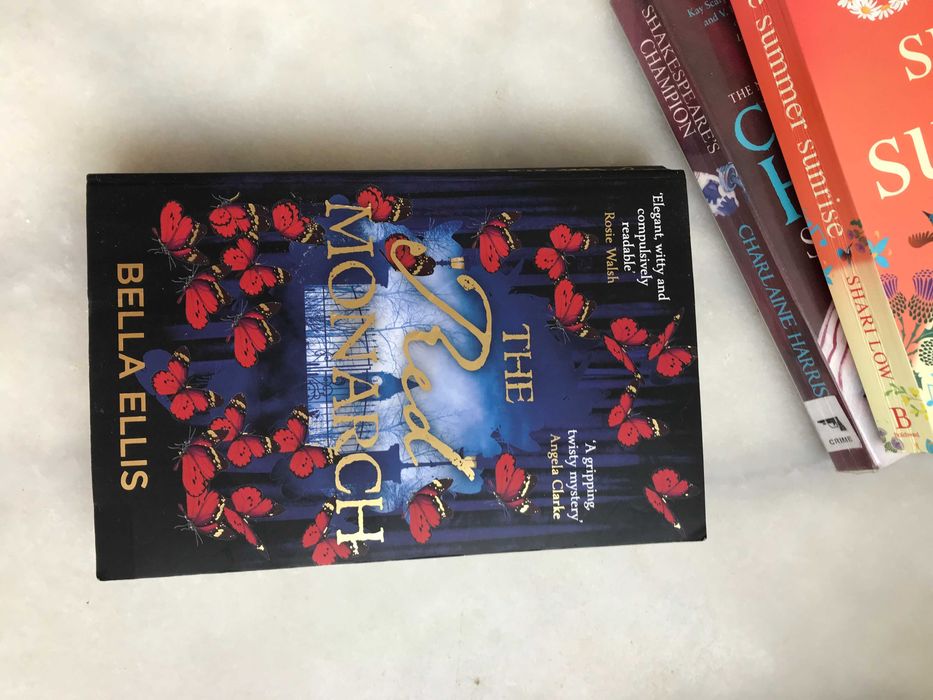 Книга англійською мовою "the red monarch" - bella ellis