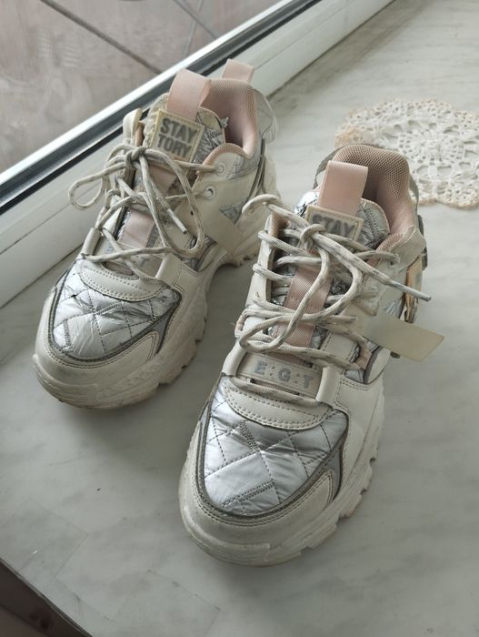 Продаю 2 пари кросівок  з колесом