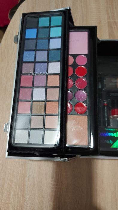 Duży zestaw do makijażu – palety cieni + walizka kosmetyczna