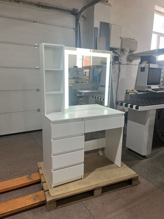 Туалетний столик з підсвіткою косметичний стіл дзеркало для макіяжу