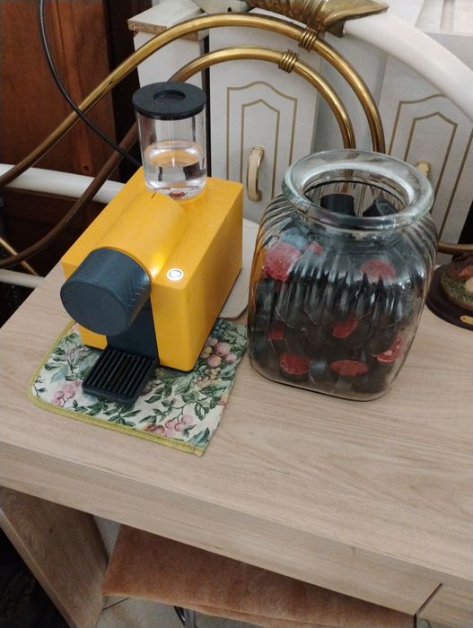 Maquina  de café  QCLIP com aproximadamente 60 cápsulas e  jarra