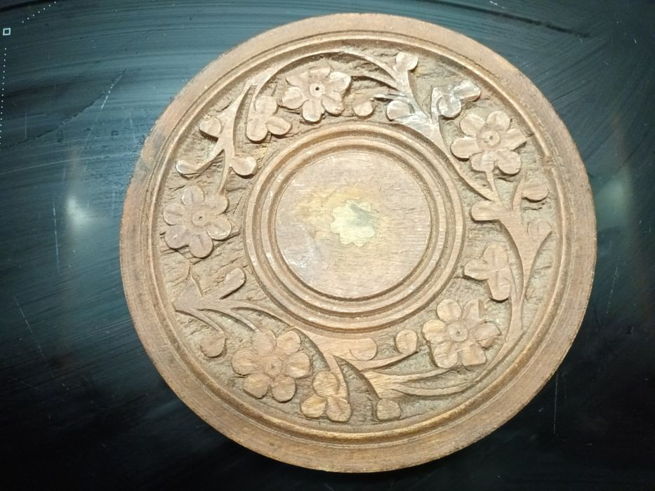 Base de Madeira talhada à Mão