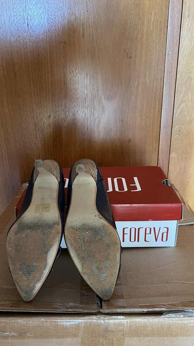 Sapatos azuis de salto alto