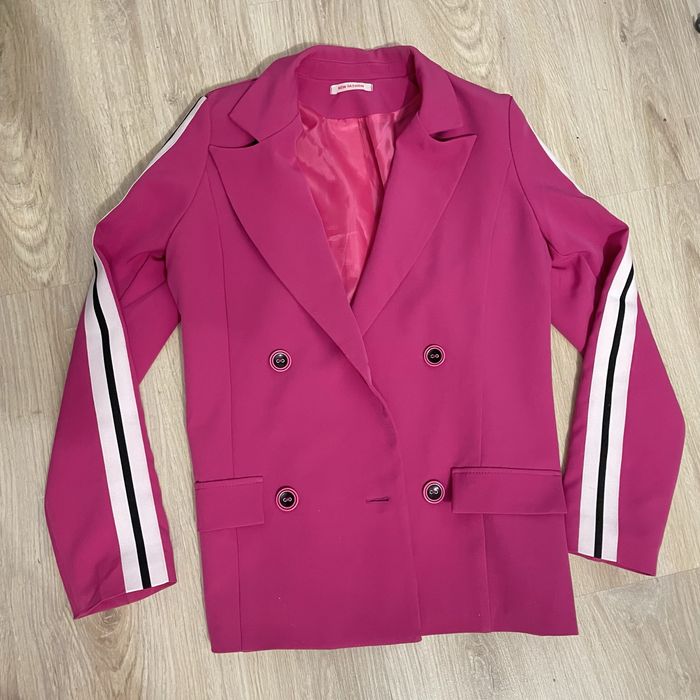 Стильний жіночий костюм яскравого кольору фуксія.